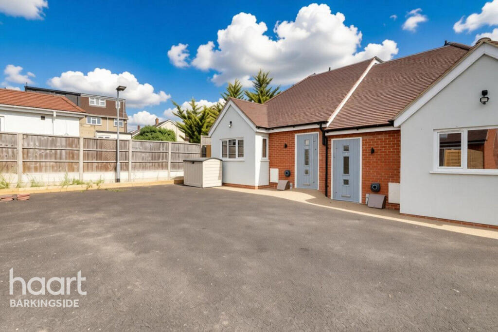 Peachtree Close, Hainault photo 3