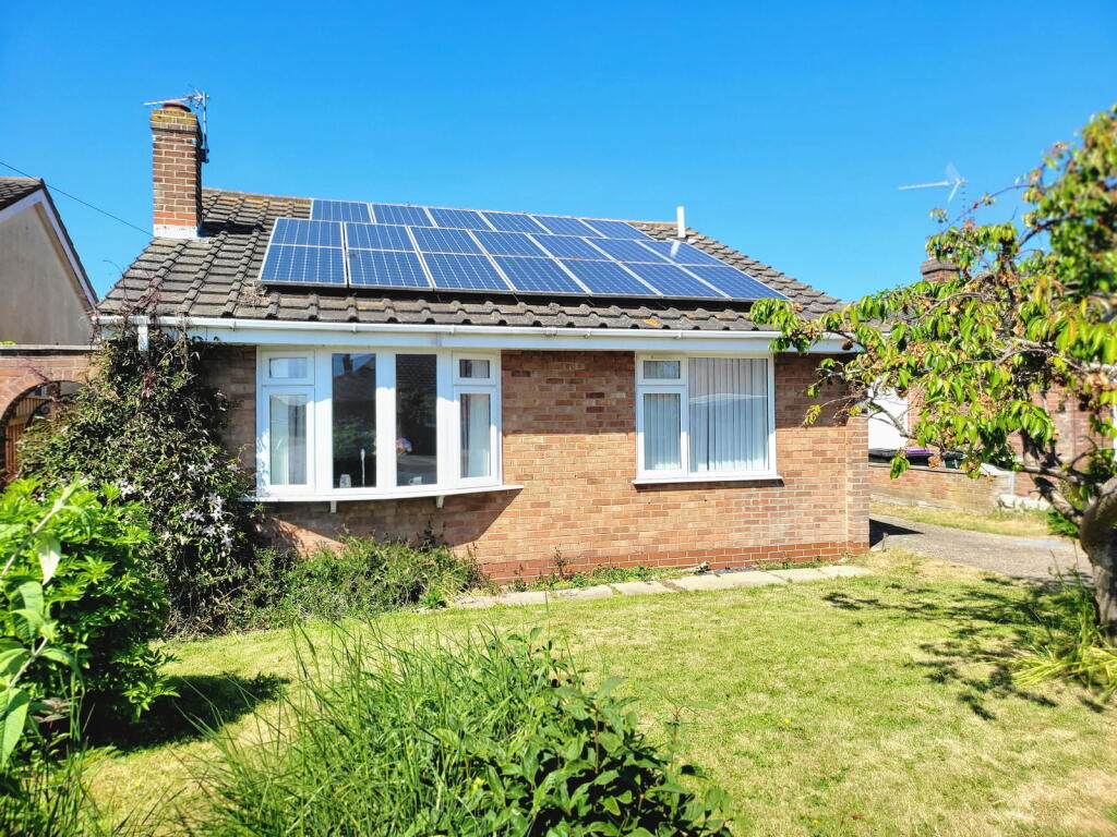 3-bed bungalow on Wilton Avenue, Chapel St. Leonards, Skegness, PE24 5YN, £210,000