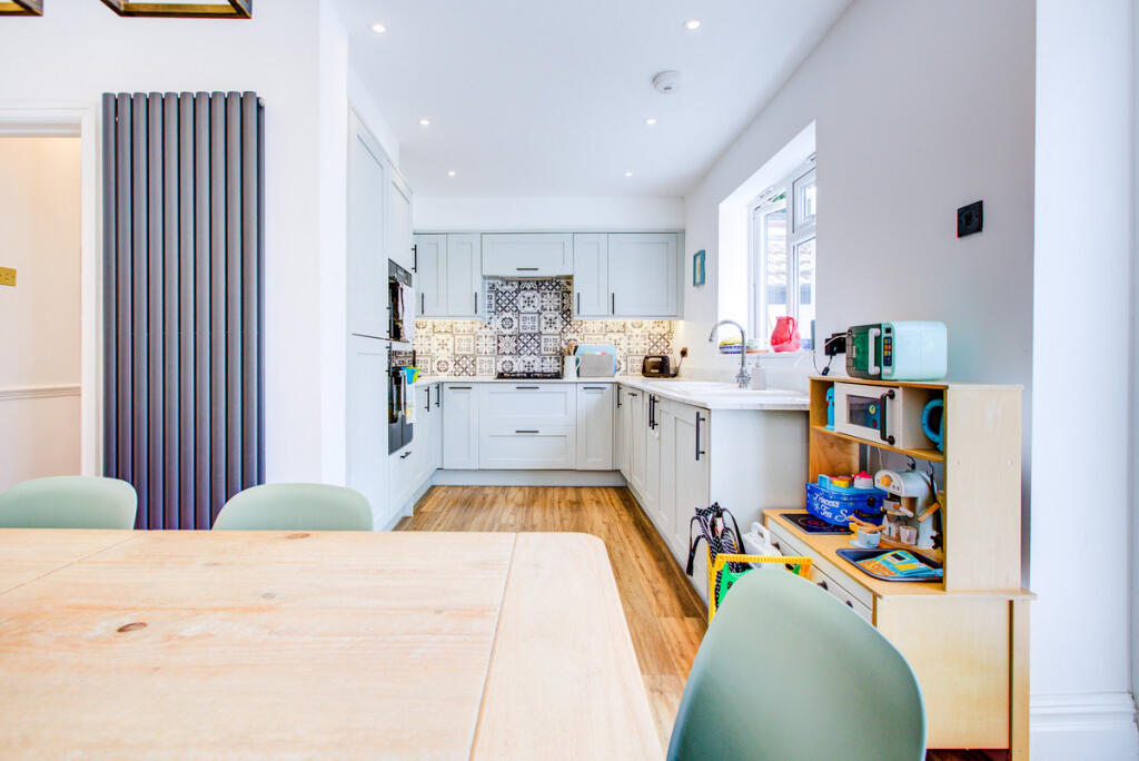 House in Southend-on-Sea - More