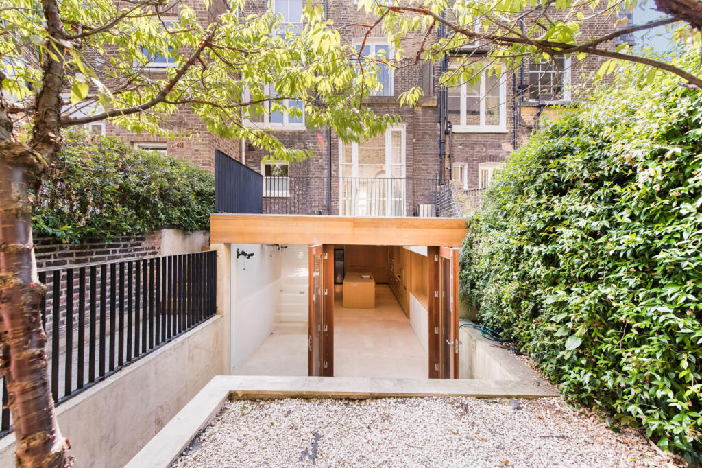 House in London - View 2