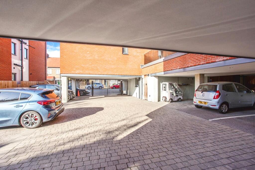 Elmtree Lodge, 66 Cranleigh Drive, Leigh-On-Sea, Essex, SS9 photo 4