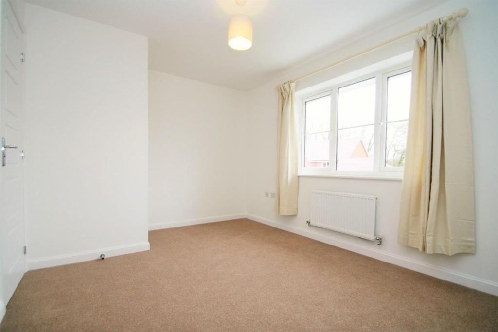 Vaughan Close, Hartley Wintney, RG27 photo 4