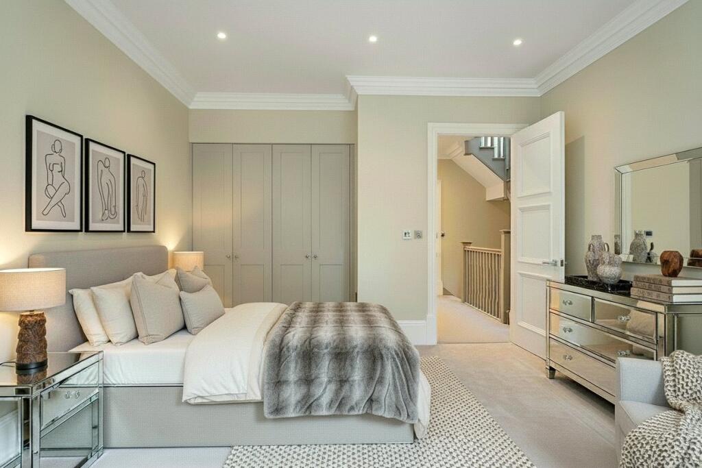 House in Kingston upon Thames - More