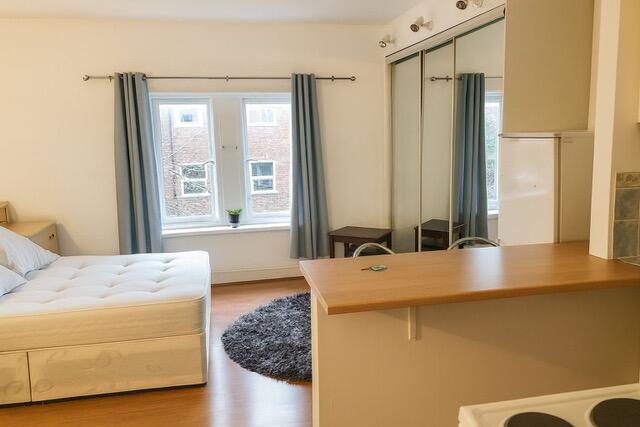 Flat 11, 127 Castle Hill, Reading, Berkshire RG1 7SY photo 2