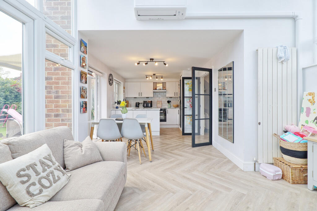 House in Basildon, Sunnymede, Billericay - View 3
