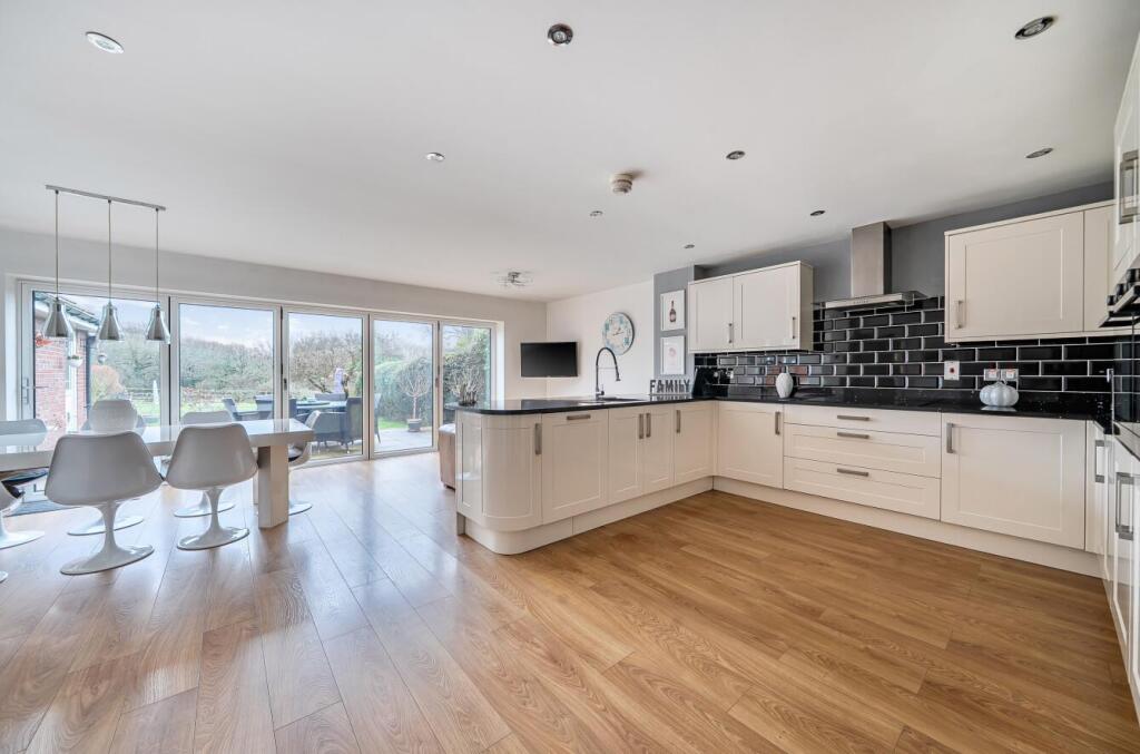 Pitmore Road, Allbrook, Eastleigh photo 3