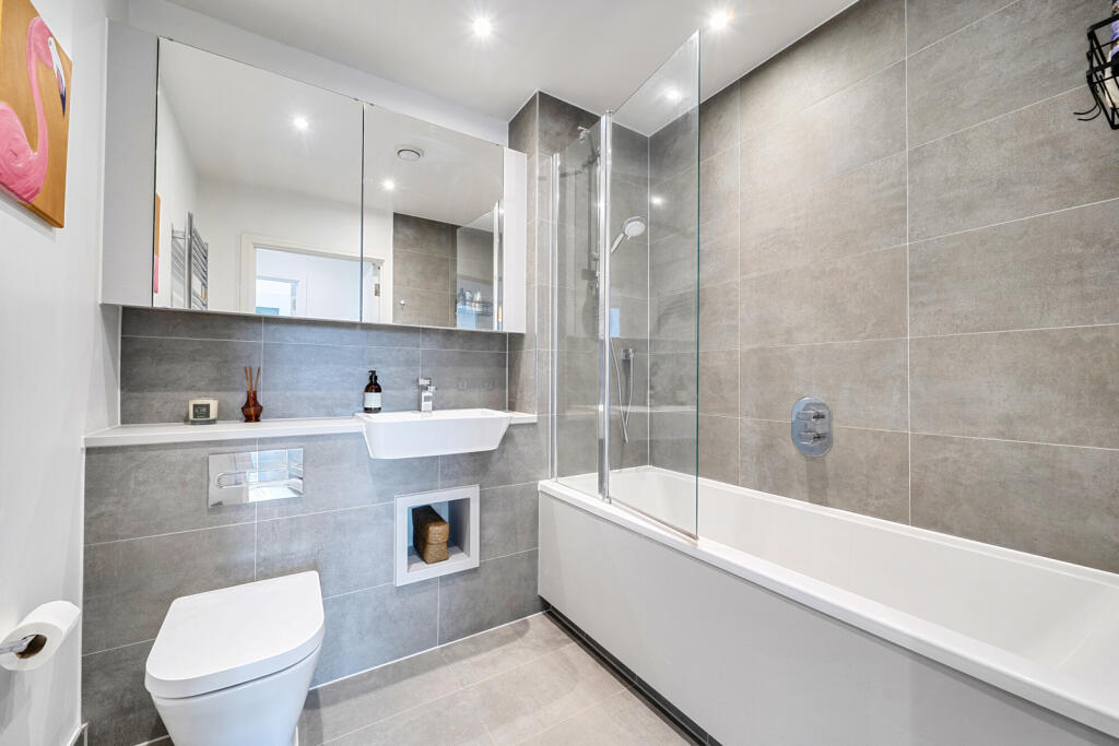 Apartment in Watford - More