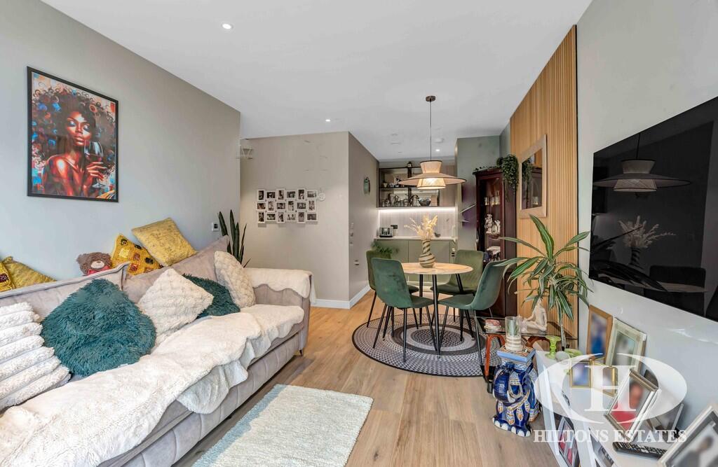 Apartment in Southall - More