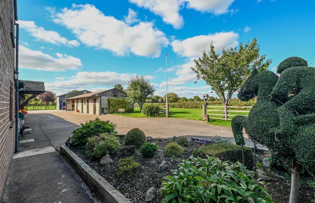 Fairview, Upper Hoar Cross Road, Hadley End, DE13 photo 2