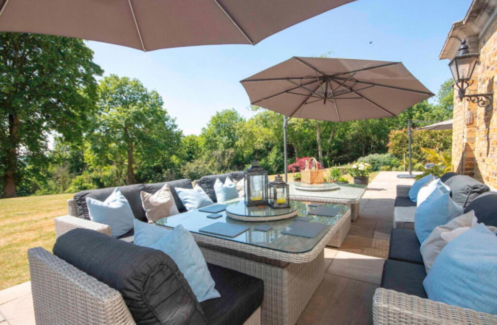 The Drive, Ickenham, UB10 photo 2