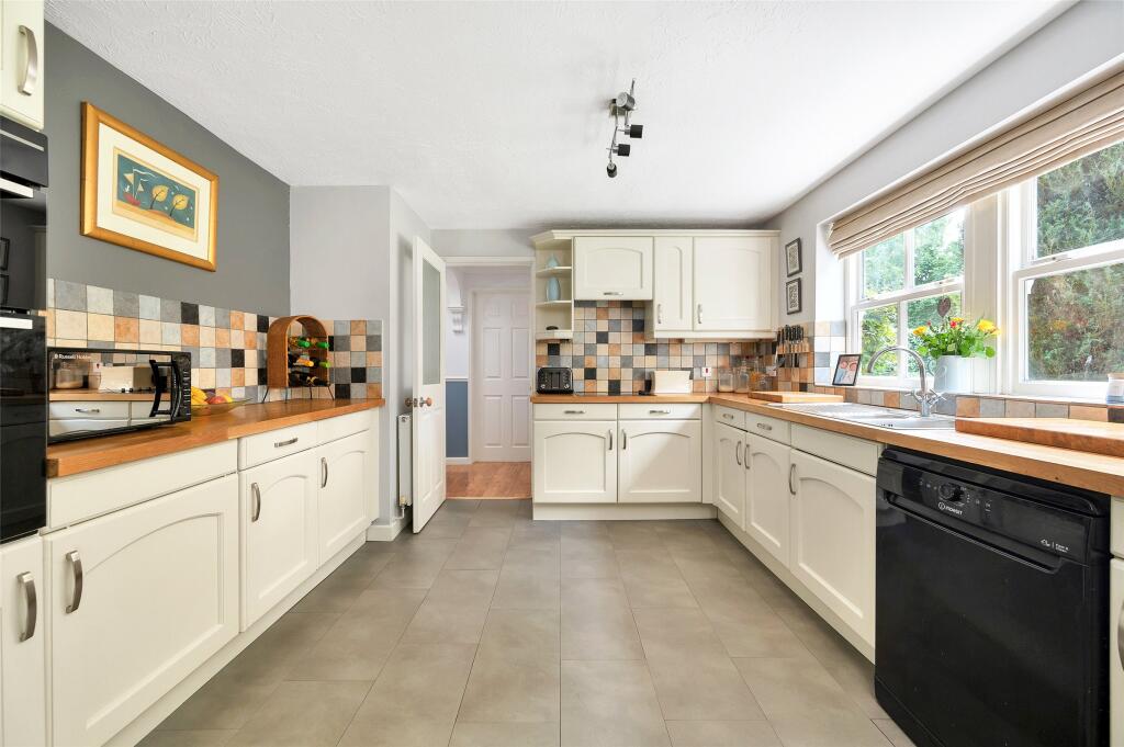 Glebeland Close, Thrussington, Leicester photo 3