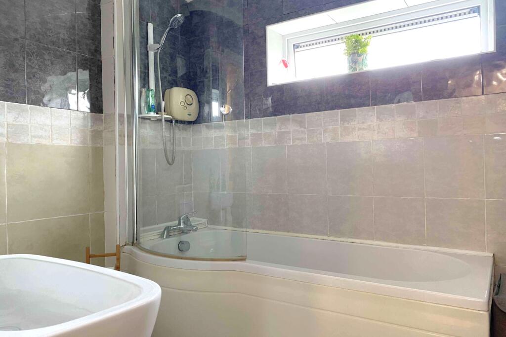 Apartment in Kingston upon Thames - View 5