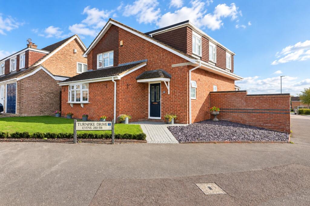 Main image of property: Turnpike Drive, Luton, Bedfordshire, LU3 3RQ