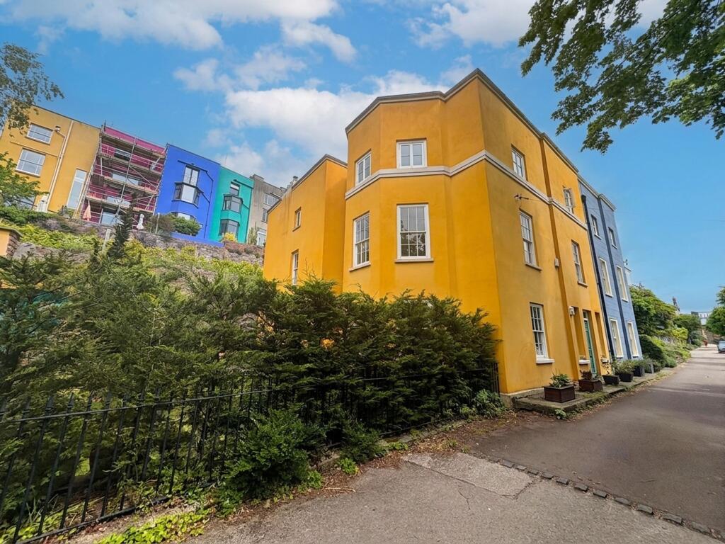 6 bedroom semi-detached house for rent