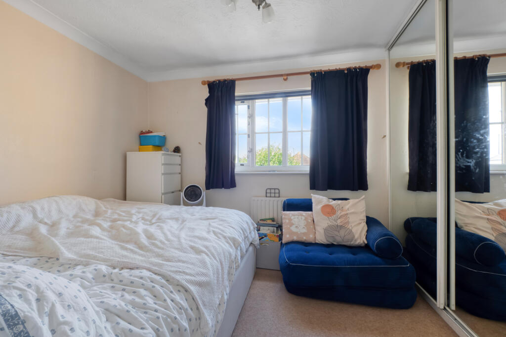 House in Sutton - View 5