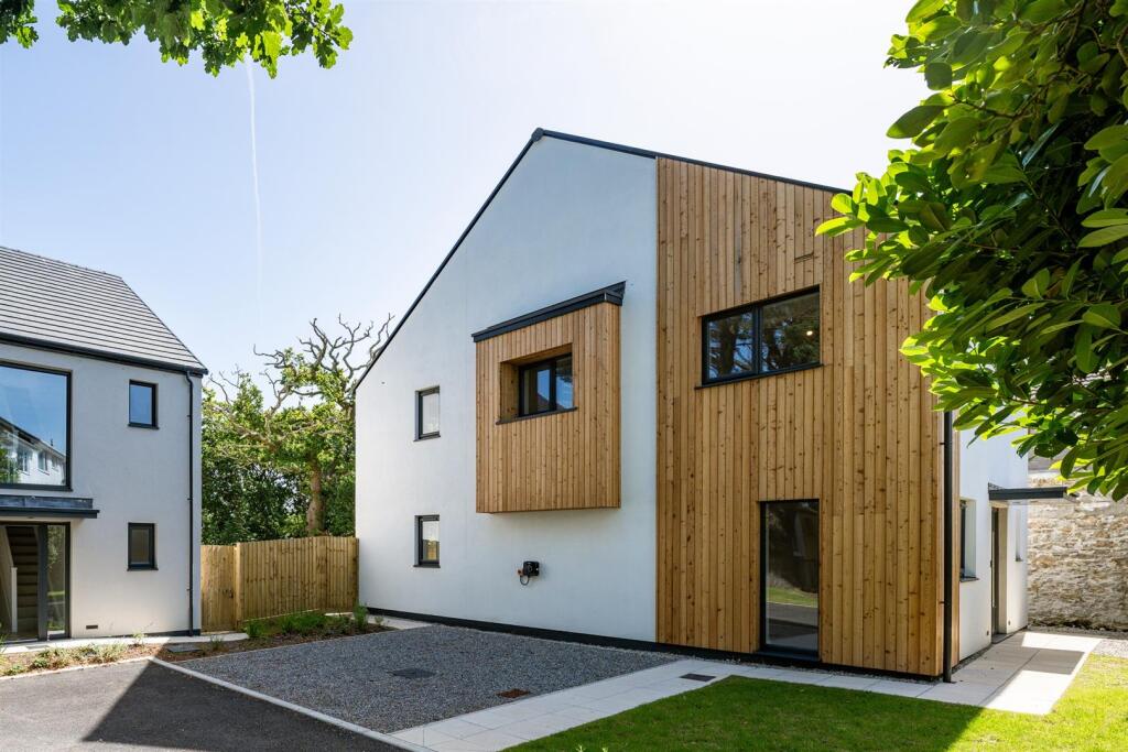 Main image of property: Roselyon Gardens, Par