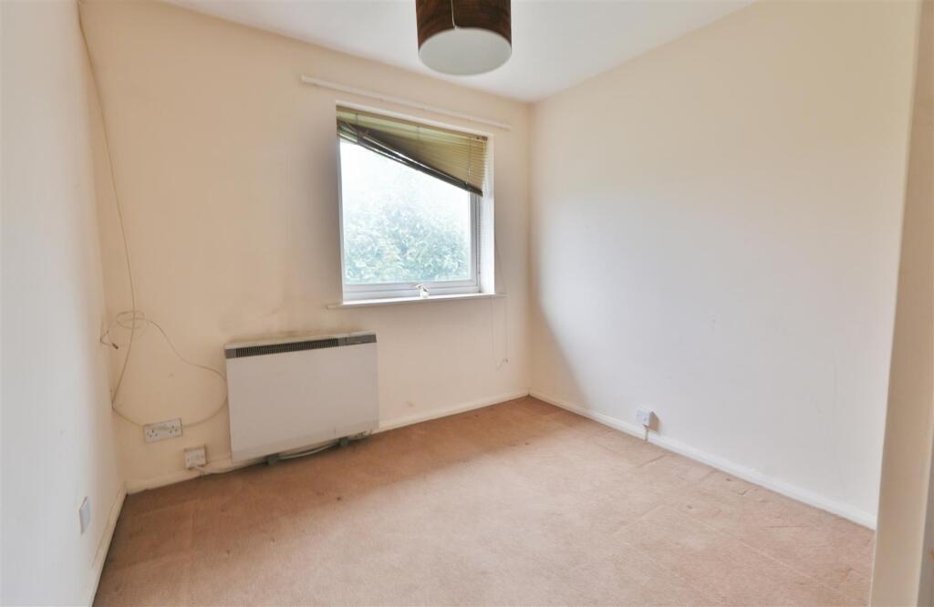 Apartment in Slough, Chalvey - More