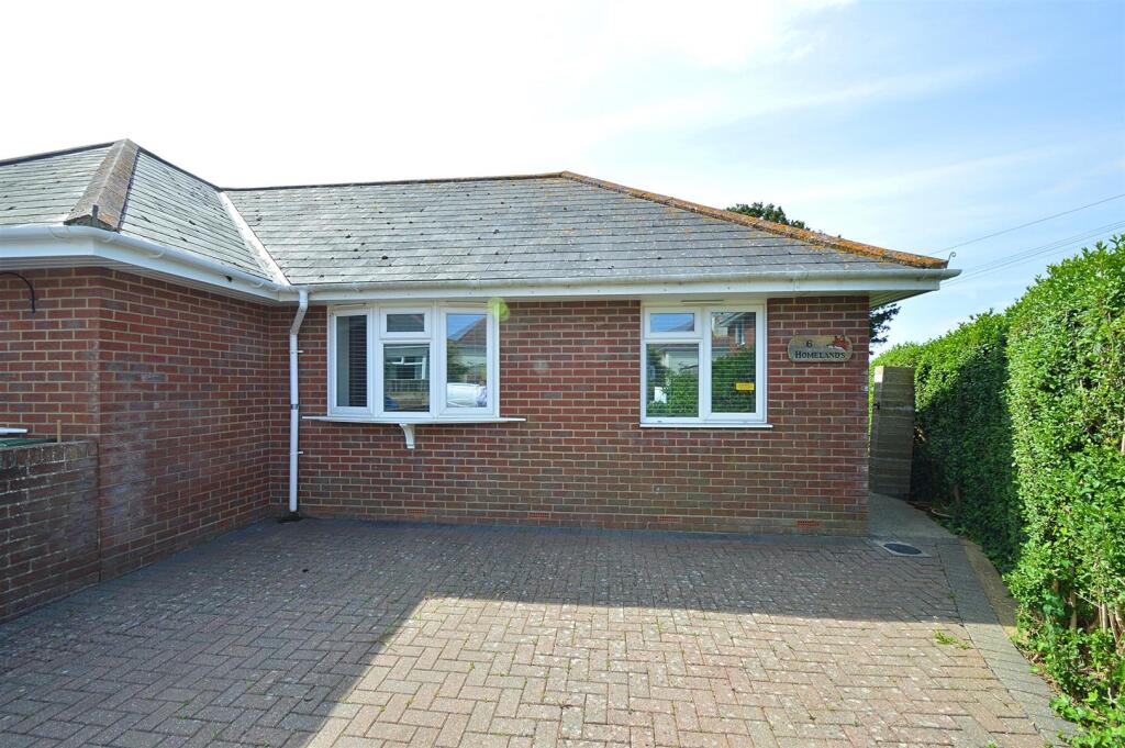 2-bed bungalow on Close To Shops * Lake, £225,000