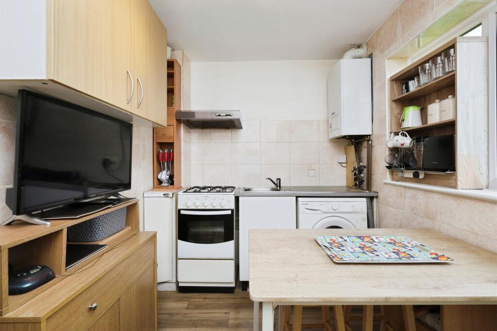 Summerfields Avenue, Hailsham photo 4