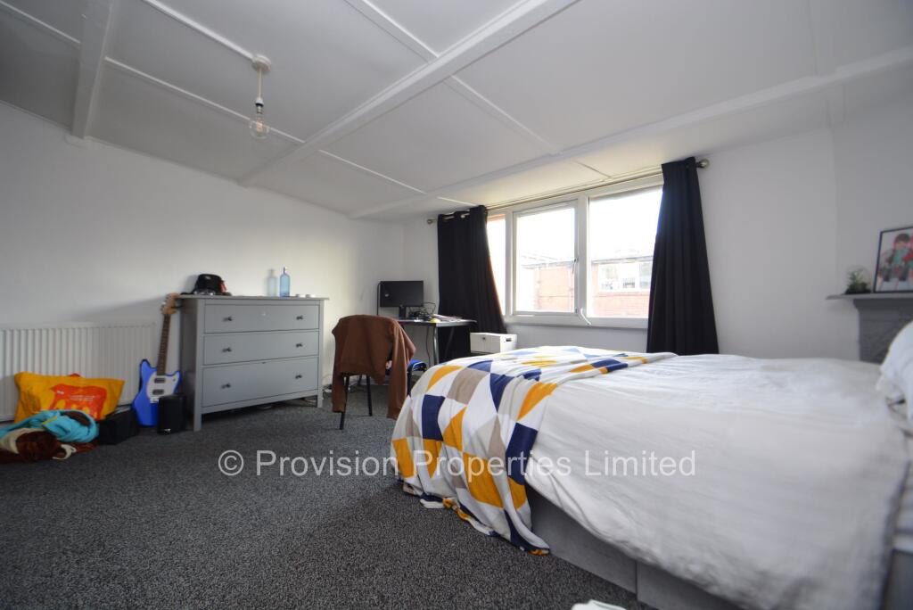 House in Leeds, West Yorkshire - View 5