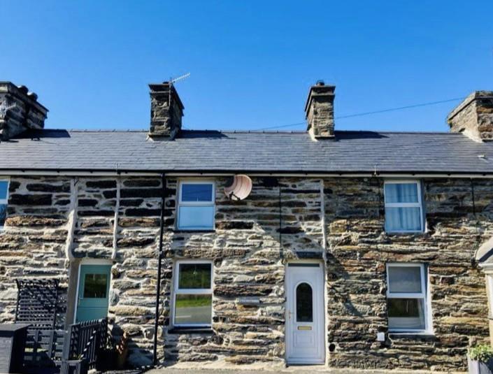 Main image of property: 2 Tai Newyddion, Ynys