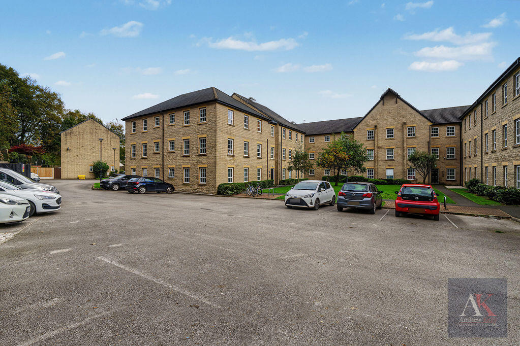 2-bed flat on Gale Close, Littleborough, OL15 9EJ , £135,000