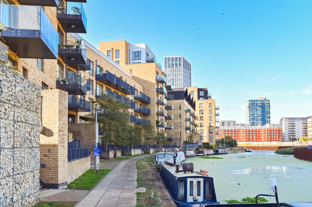 2-bed flat on Bolinder Way, E3, Tower Hamlets, London, E3, £450,000
