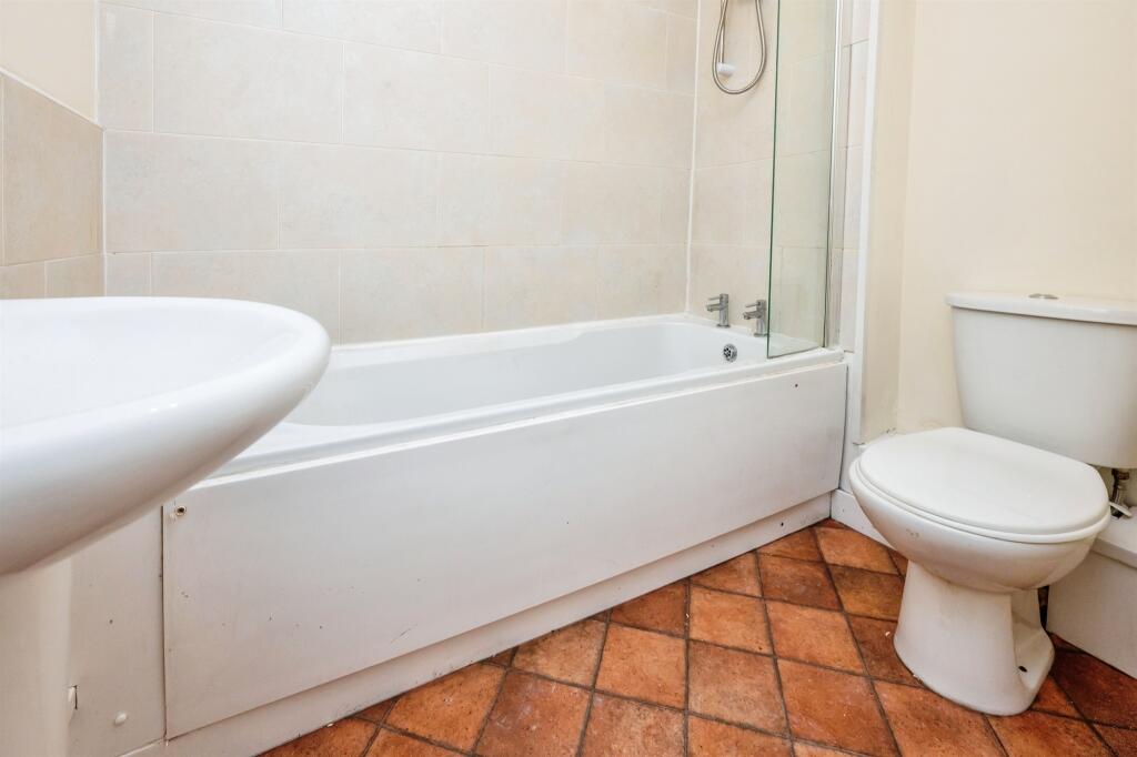 Apartment in Worcester, Lyppard Grange, Warndon - View 5