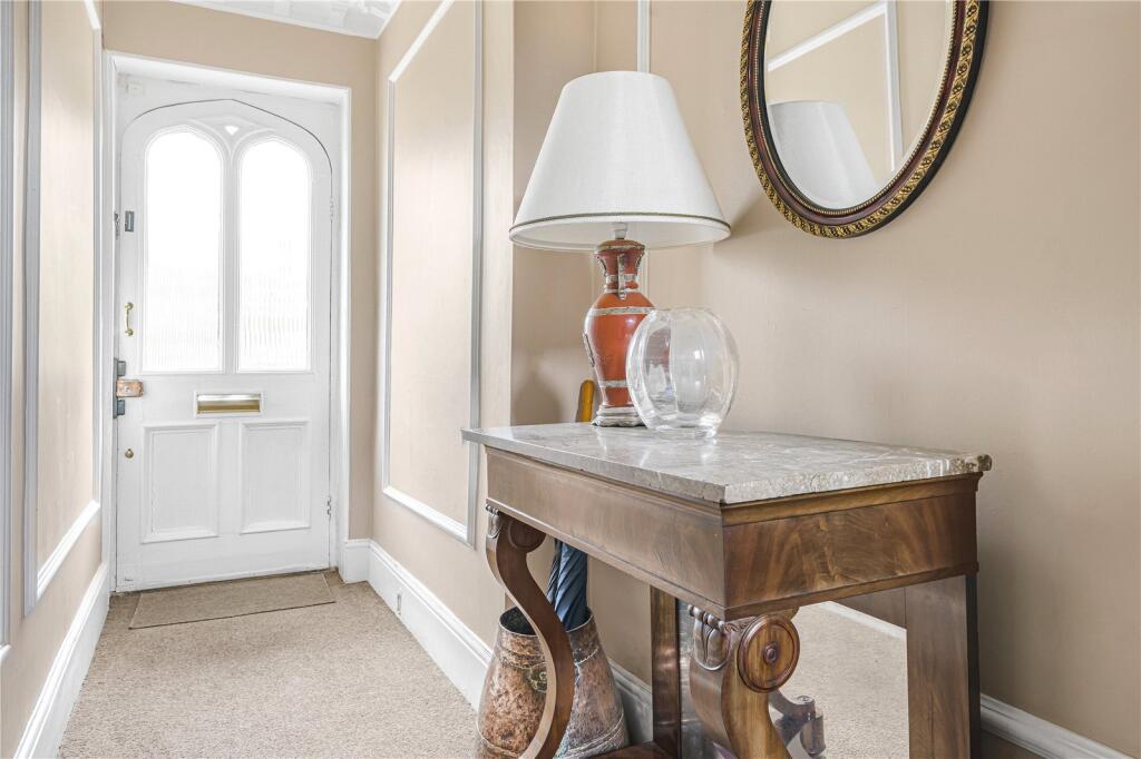 House in London, Strawberry Hill - More