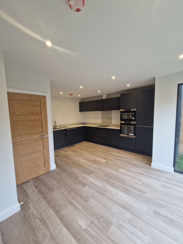 House in Northampton, North Northamptonshire - View 5
