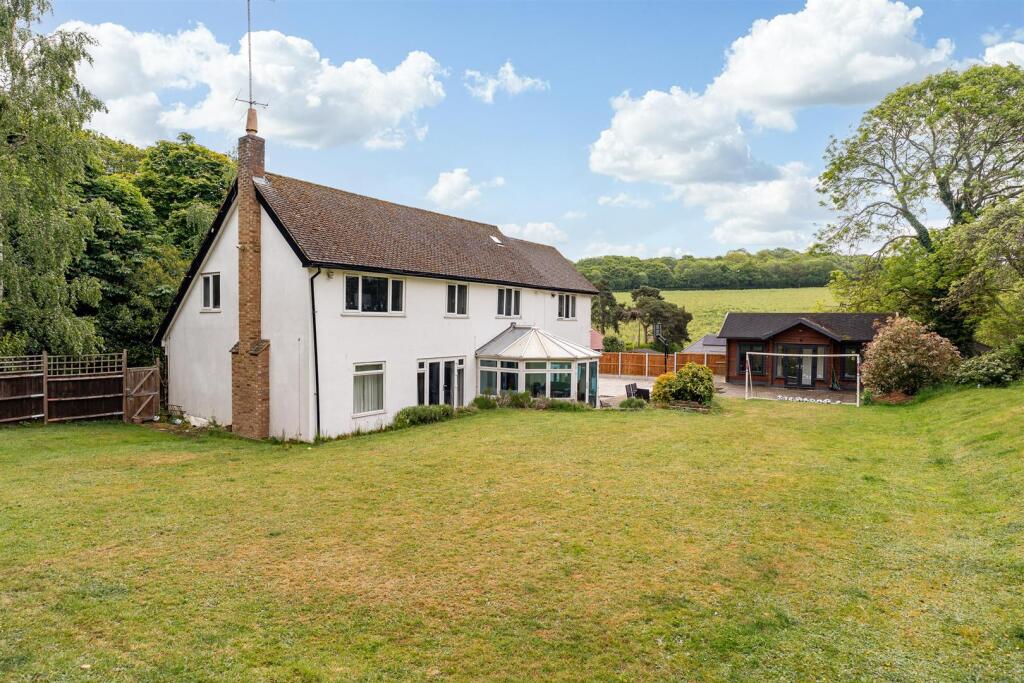 Main image of property: The Avenue, Welwyn