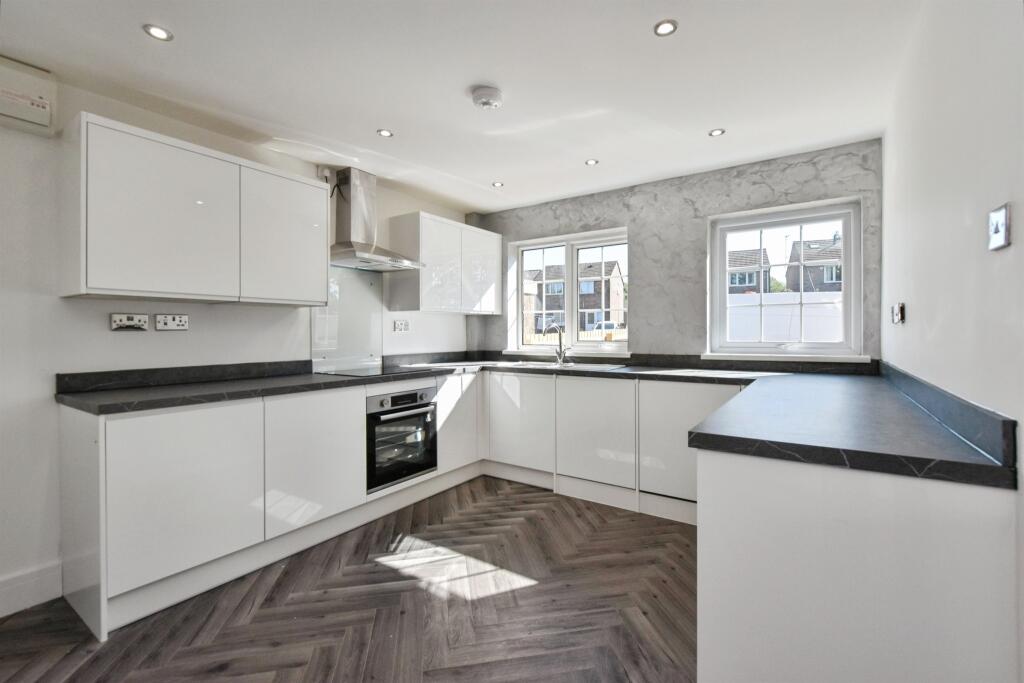 Meadow Close, Hirwaun, Aberdare photo 3