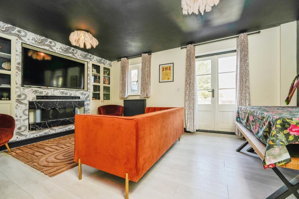 Fry Close, Cirencester, GL7 - View 2