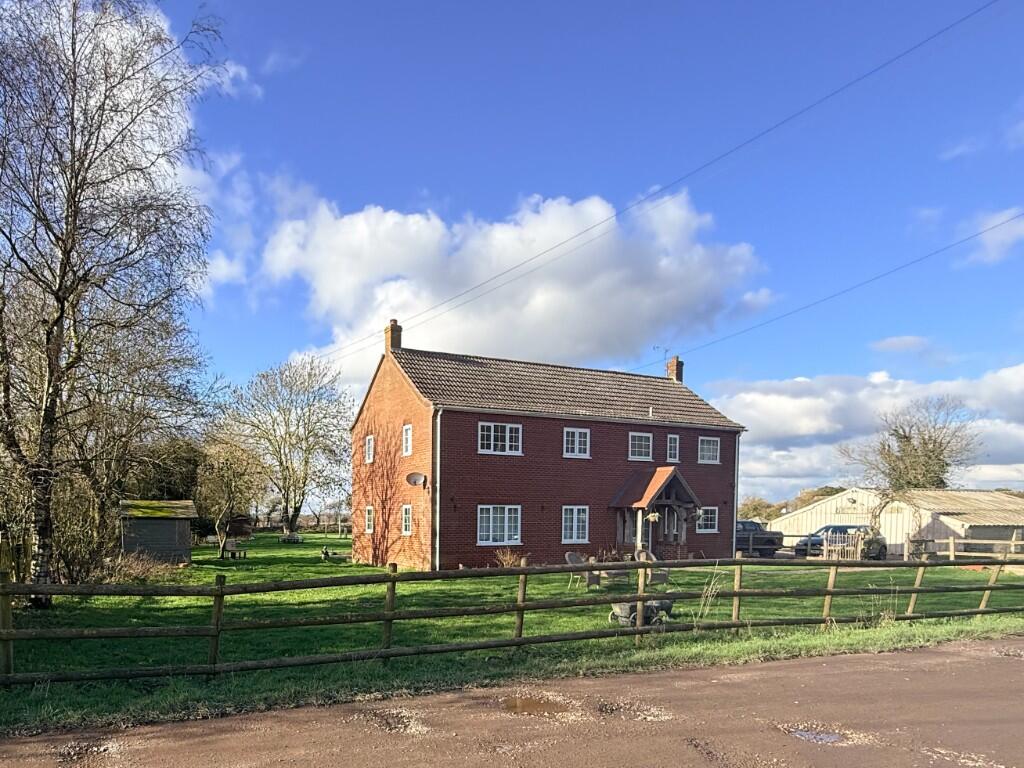 Park Common, Kenninghall, NR16 - Detached family home set over 2 1/2 acres  photo 2