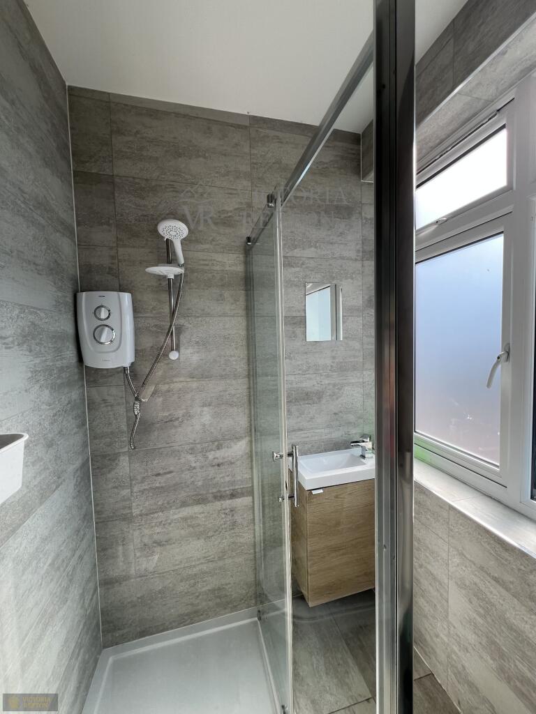 6 bedroom semi-detached house for rent