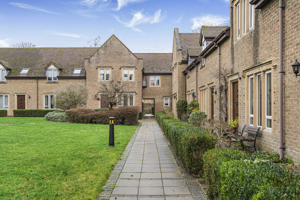 2-bed flat on Kings End, Bicester, OX26, £250,000