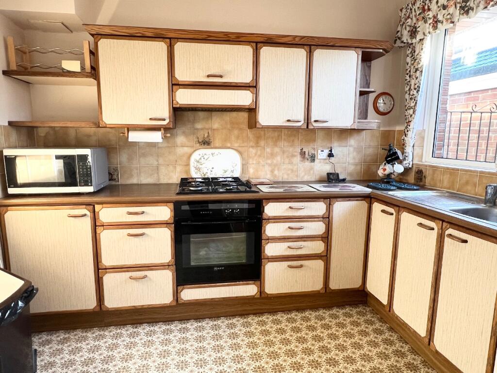 Springfield Avenue, Holbury, Southampton, Hampshire, SO45 photo 3