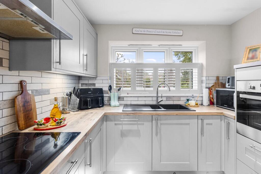 House in Wealden, Arlington - More