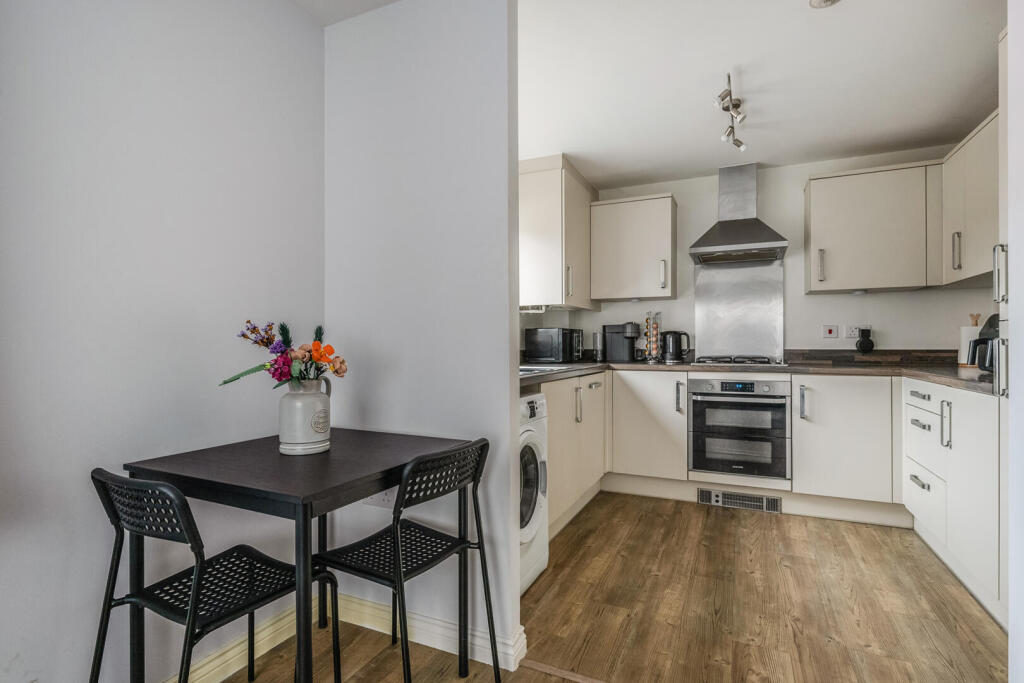2-bed flat on Sable Close, Locks Heath, Southampton, £215,000