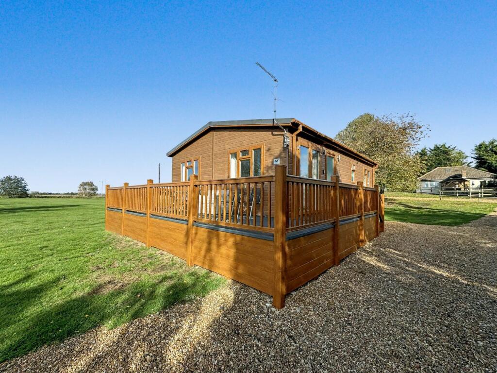 2-bed caravan on Bedford Bank, Welney, Wisbech, PE14, £99,995