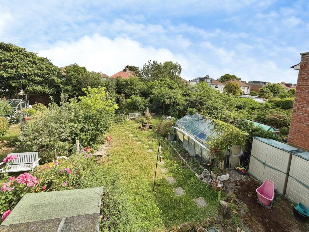 House in Dartford - More