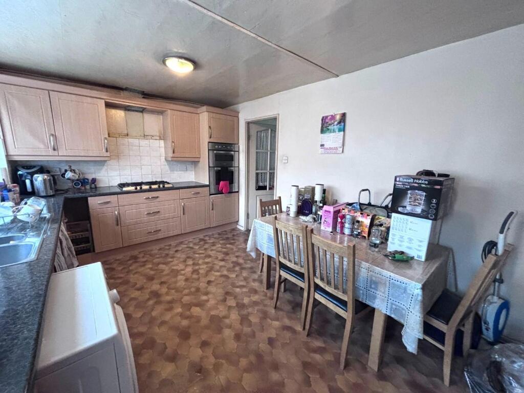 Cranford Drive, Hayes, Middlesex, UB3 4LF photo 3