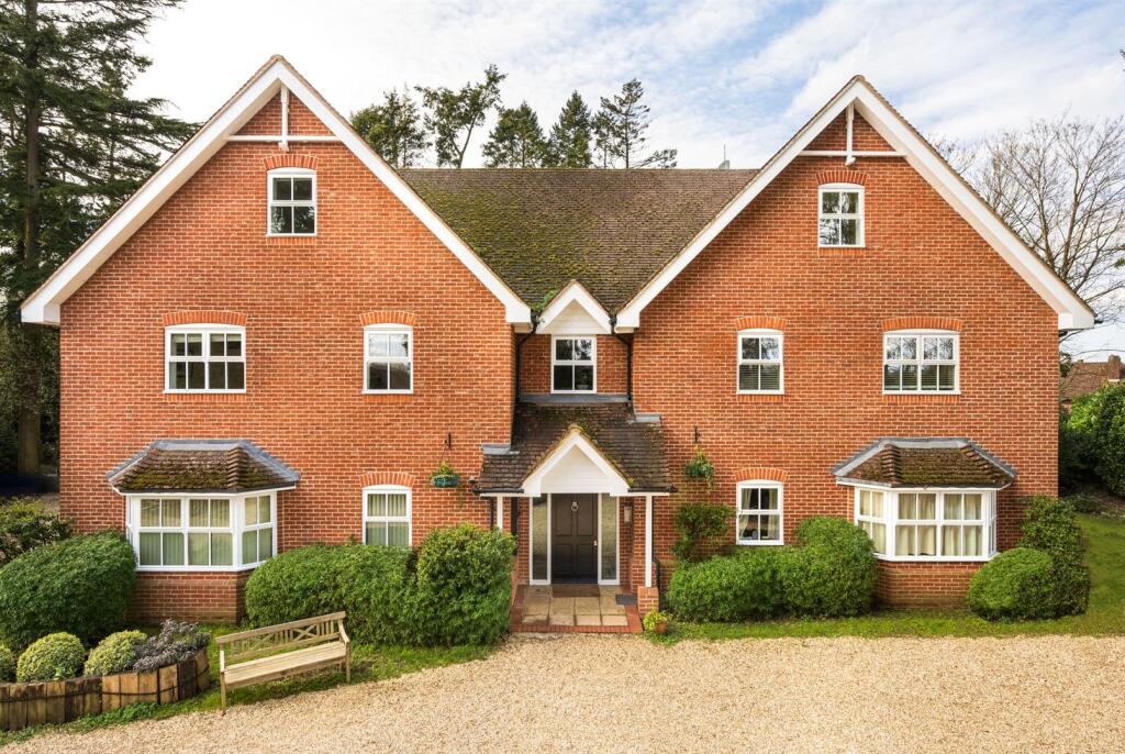 3-bed flat on Green Lane, Henley-On-Thames, £1,000,000