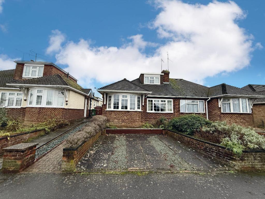 3-bed semi-detached on Derwent Avenue, Luton, LU3, £350,000