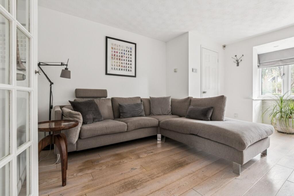 House in Welwyn Hatfield, Hertfordshire - More