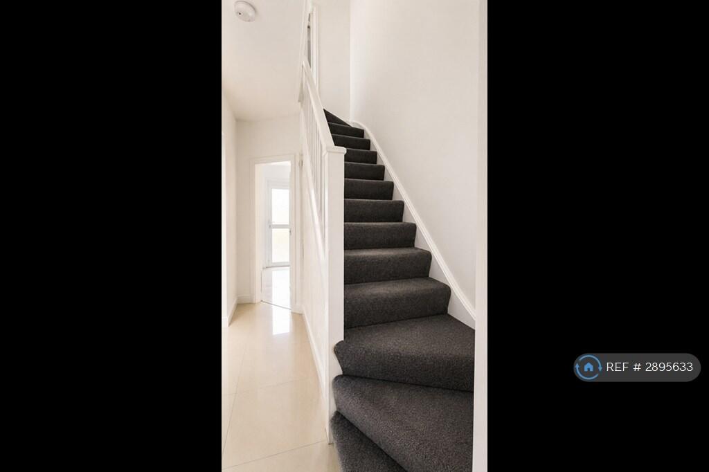 House in London - View 5