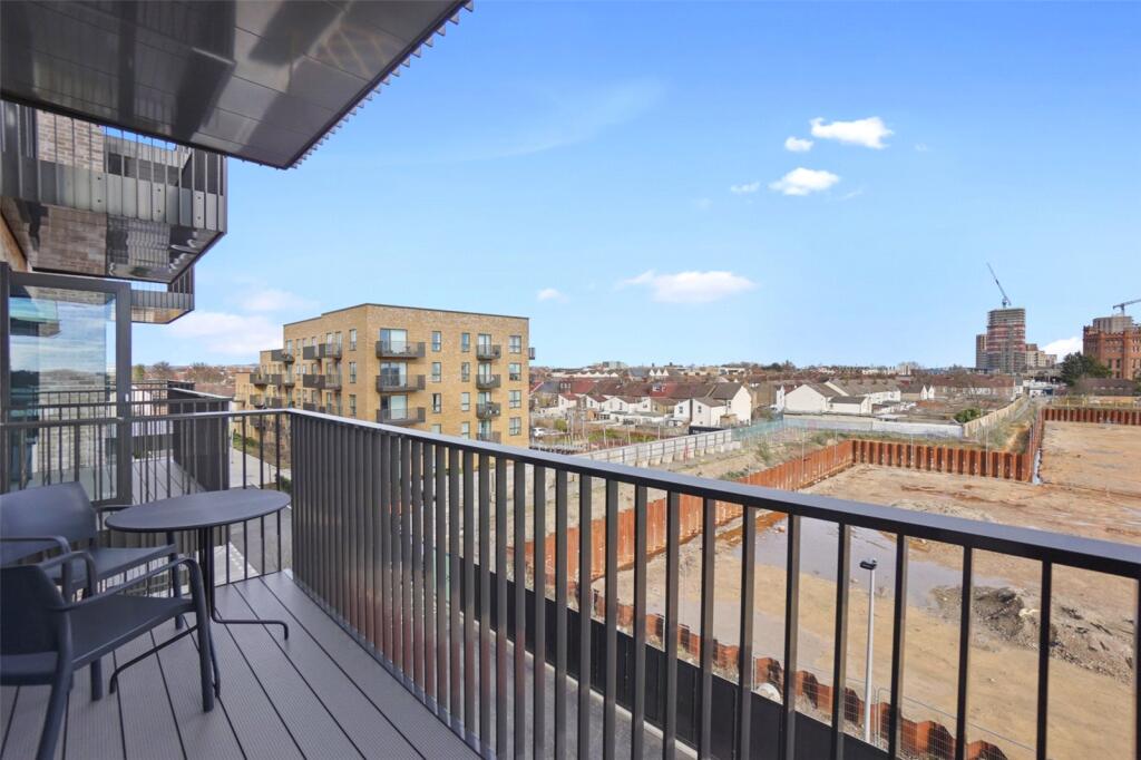 Apartment in Southall - View 3