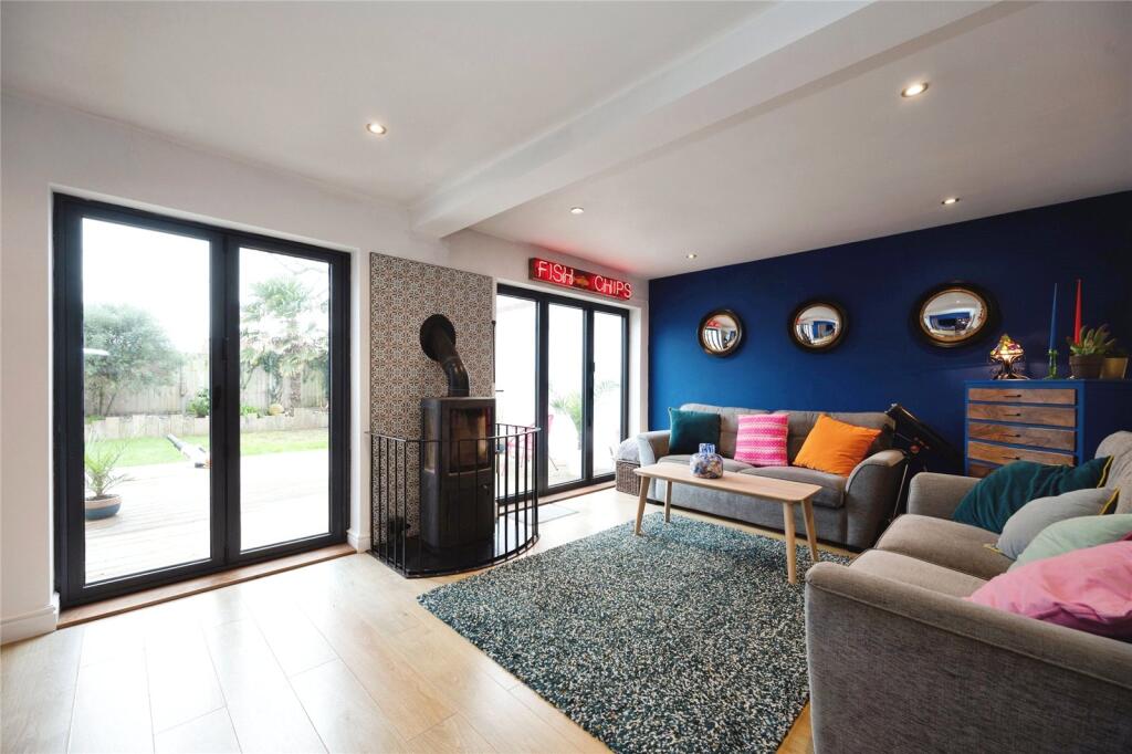 Sea Front Estate, Hayling Island, Hampshire, PO11 photo 4