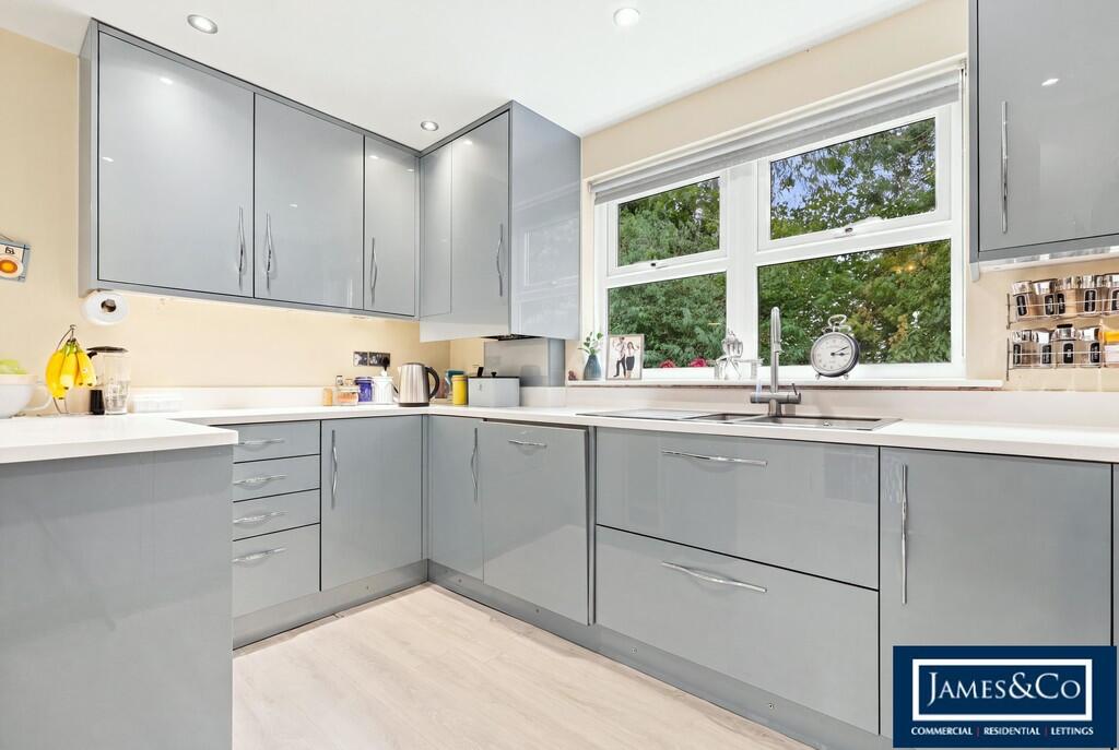House in Uttlesford, Great Dunmow - More