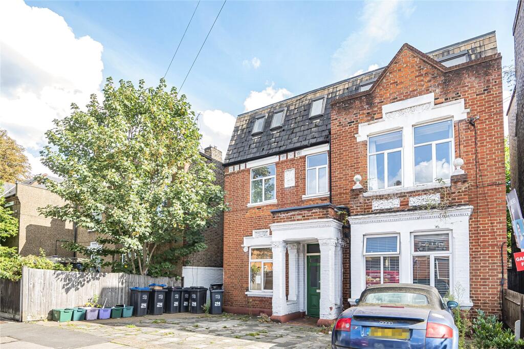 Studio flat on Worple Road, Wimbledon, SW20, £250,000